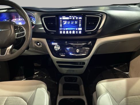 Used 2017 Chrysler Pacifica Touring Plus image 9