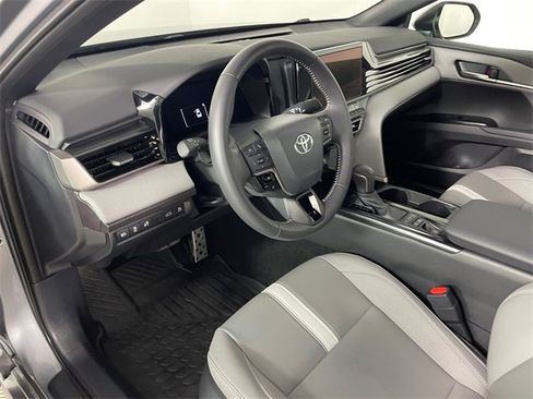 Used 2025 Toyota Camry SE image 3
