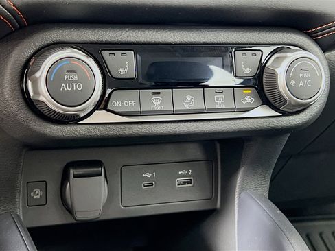 New 2025 Nissan Versa SR w/ Trunk Package image 9