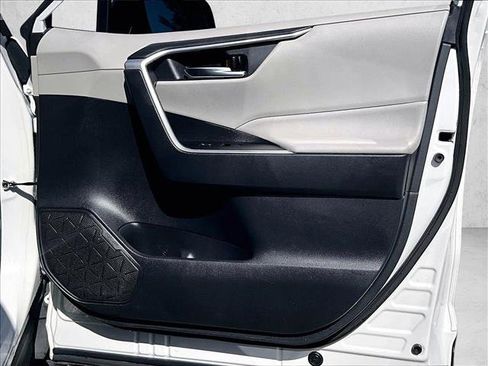 Used 2020 Toyota RAV4 XLE image 19