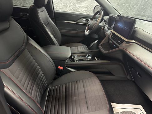 Used 2025 Ford Explorer ST-Line w/ ST-Line Street Pack image 19