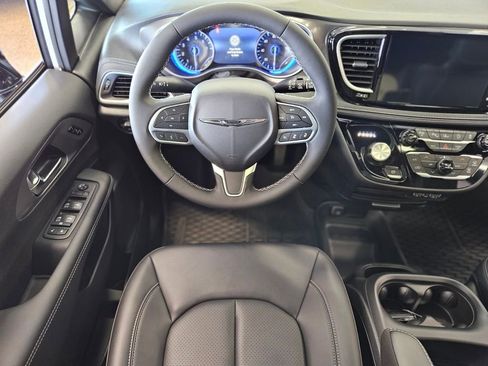 New 2025 Chrysler Pacifica Select w/ Fav Edition Package FWD image 12