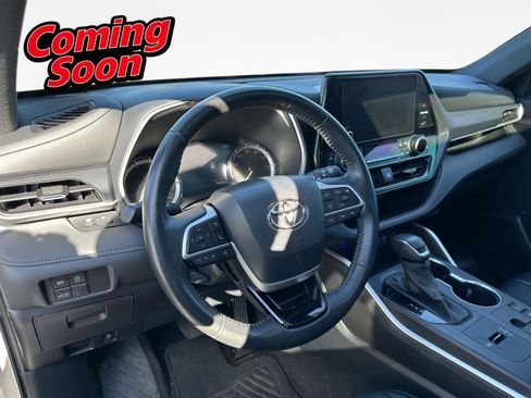 Used 2023 Toyota Highlander XSE image 11