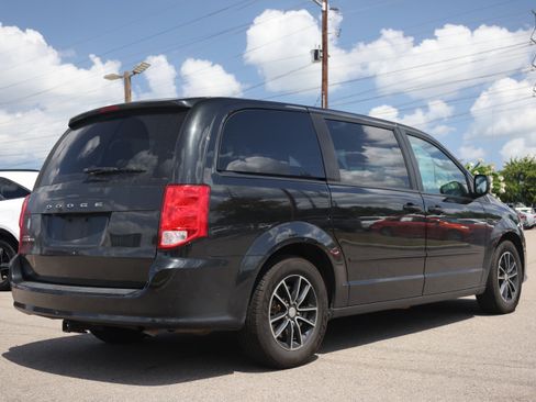 Used 2015 Dodge Grand Caravan SXT w/ Blacktop Package FWD image 4