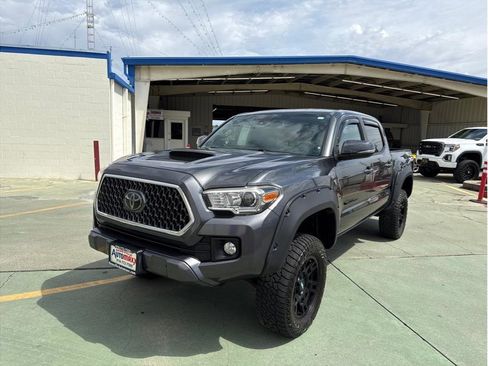 Used 2018 Toyota Tacoma TRD Sport image 3