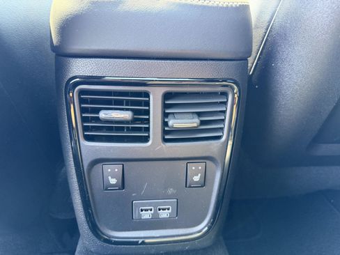 Used 2023 Chrysler 300 C RWD image 30