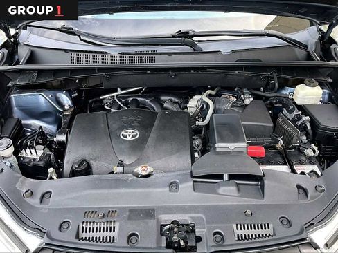 Used 2018 Toyota Highlander XLE w/ Carpet Mat Package (TMS) AWD/4WD image 30