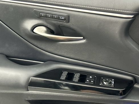 Used 2025 Lexus ES 300h w/ Premium Package FWD image 19