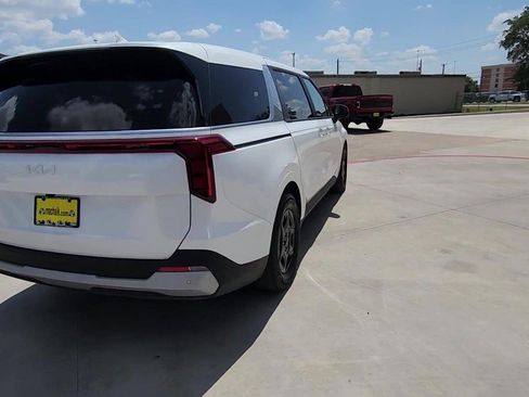 Used 2025 Kia Carnival FWD image 8