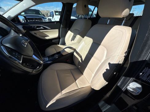 Used 2017 INFINITI QX30 Premium w/ Navigation Package image 10