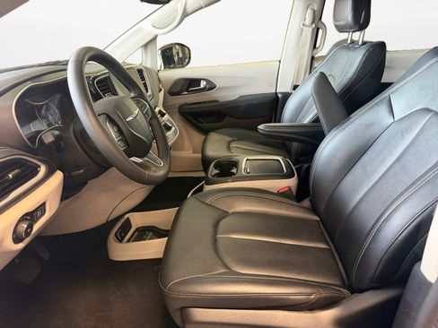 Used 2024 Chrysler Pacifica Touring-L FWD image 11