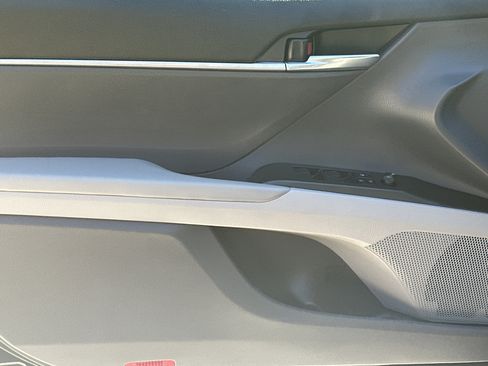 Used 2022 Toyota Camry LE image 10