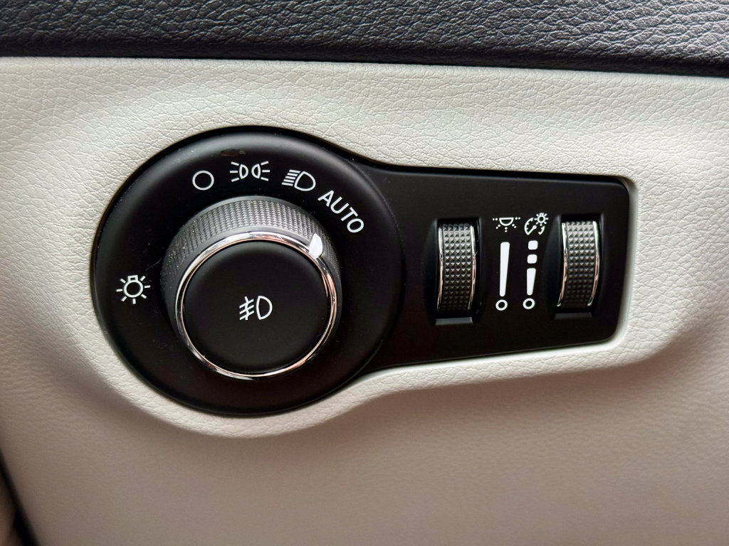 Used 2020 Jeep Compass Limited AWD/4WD image 22
