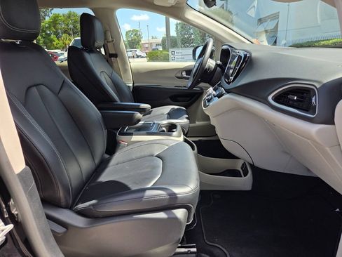 Used 2024 Chrysler Pacifica Touring-L FWD image 20