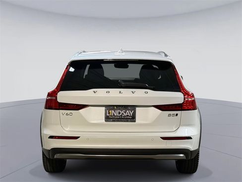 Used 2025 Volvo V60 B5 Cross Country Plus image 11