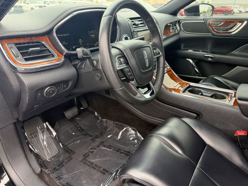 Used 2017 Lincoln Continental Premiere FWD image 2