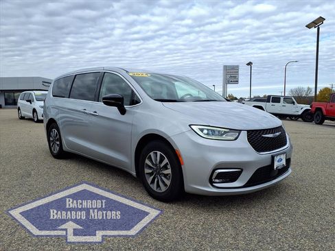 Used 2024 Chrysler Pacifica Select image 1