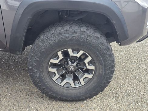 Used 2017 Toyota Tacoma TRD Off-Road w/ Tow Package image 9