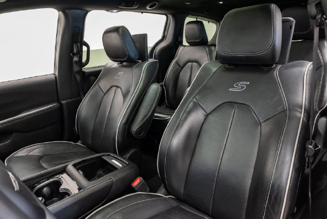 Used 2022 Chrysler Pacifica Limited w/ Uconnect Theater Family Group FWD image 11