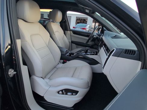 Used 2021 Porsche Cayenne w/ Premium Package image 15