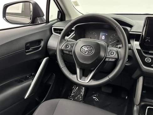 Used 2025 Toyota Corolla Cross LE image 24
