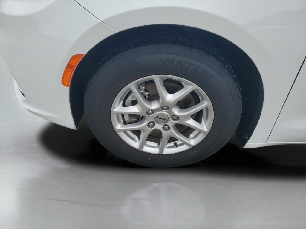 Used 2024 Chrysler Pacifica Touring-L FWD image 25