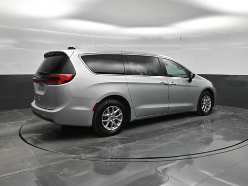 Used 2024 Chrysler Pacifica Touring-L FWD image 8