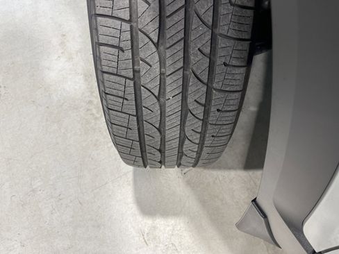 Used 2023 GMC Acadia SLT w/ Elevation Edition image 11