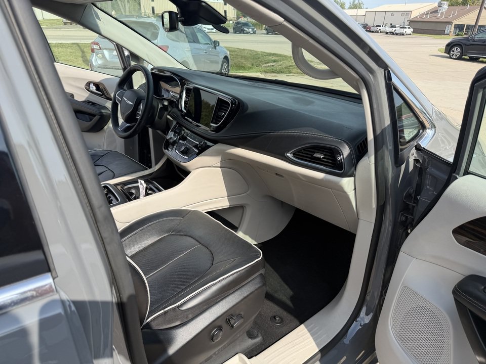 Used 2023 Chrysler Pacifica Limited FWD image 17