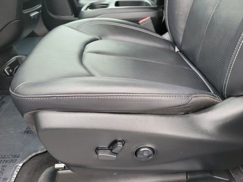 Used 2025 Chrysler Pacifica Select FWD image 21