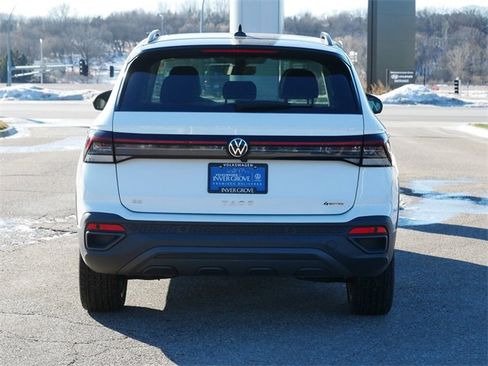Certified 2025 Volkswagen Taos SE image 6