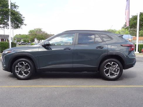 Used 2025 Chevrolet Trax LT image 2