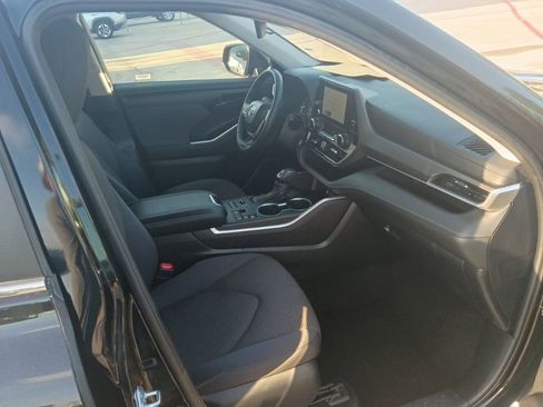 Used 2024 Toyota Highlander LE image 8