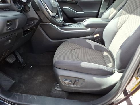 Used 2023 Toyota Highlander LE image 18