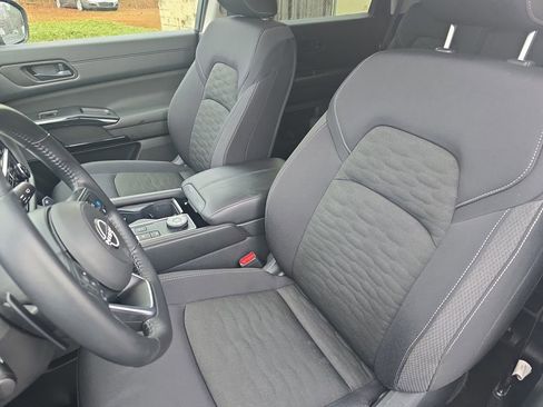 Used 2025 Nissan Pathfinder SV image 16