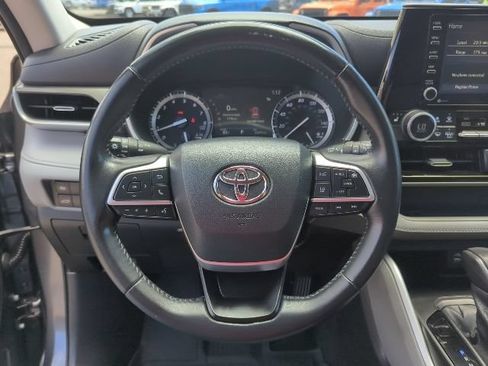 Used 2022 Toyota Highlander XLE AWD/4WD image 11