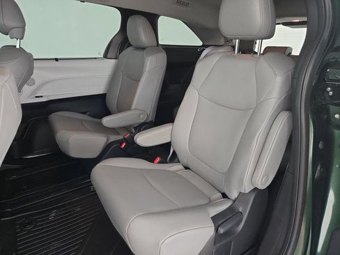 Used 2025 Toyota Sienna XLE FWD image 30