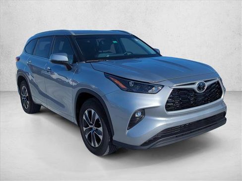 Used 2023 Toyota Highlander XLE FWD image 3