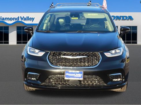Used 2022 Chrysler Pacifica Touring-L image 2