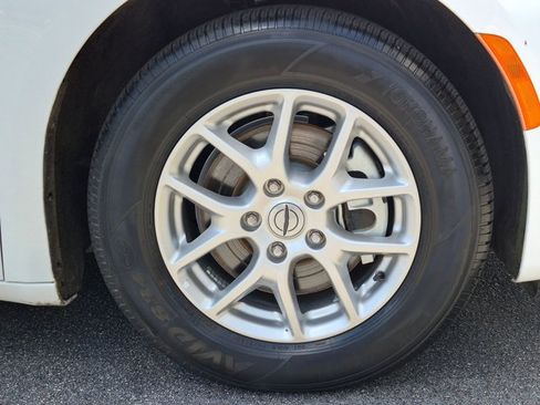 Used 2023 Chrysler Pacifica Touring-L FWD image 21