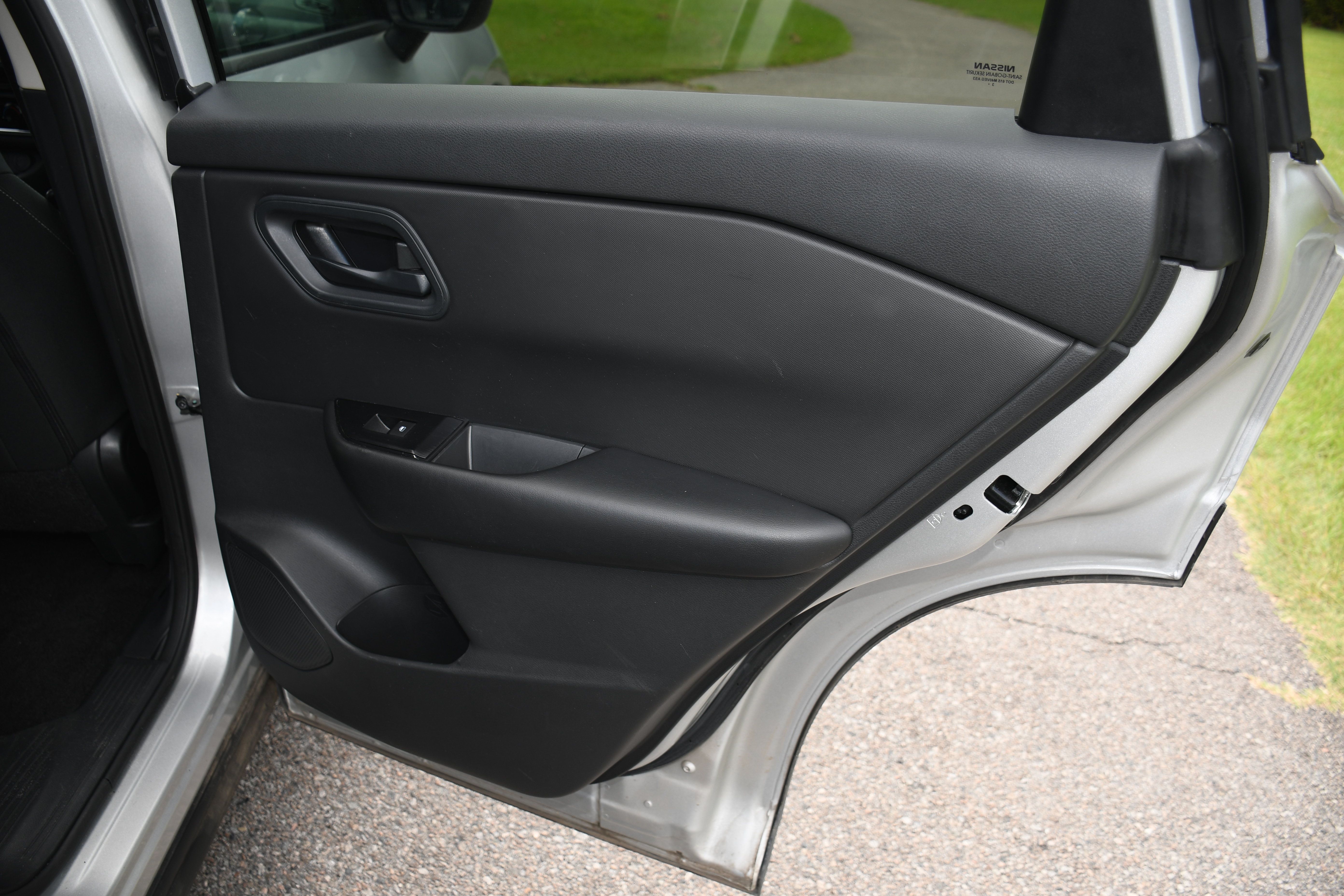 Used 2024 Nissan Rogue S FWD image 18
