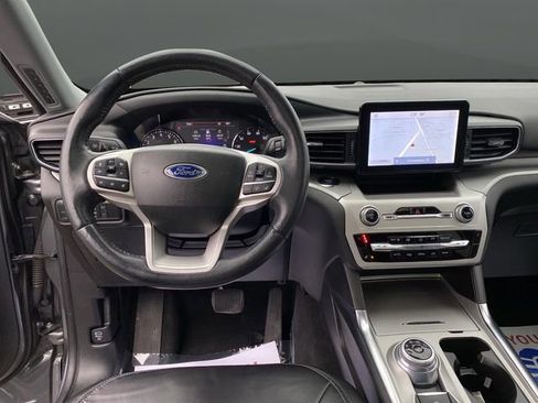 Used 2022 Ford Explorer XLT w/ Equipment Group 202A image 5