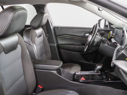 Used 2024 Chevrolet Trax LT w/ Sunroof Package FWD image 26