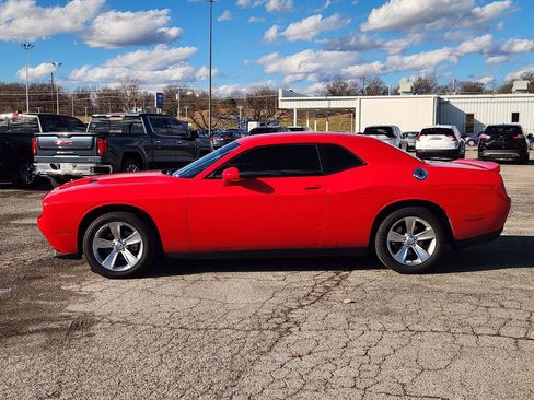 Used 2022 Dodge Challenger SXT image 4