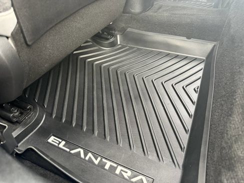 Used 2021 Hyundai Elantra Limited image 17