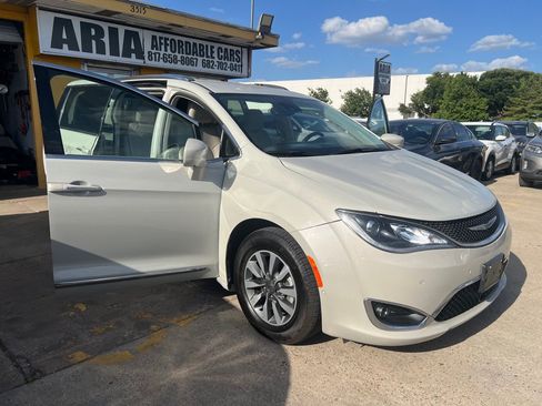 Used 2020 Chrysler Pacifica Touring-L Plus FWD image 7