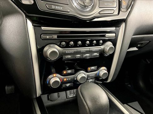 Used 2018 Nissan Pathfinder SV AWD/4WD image 15
