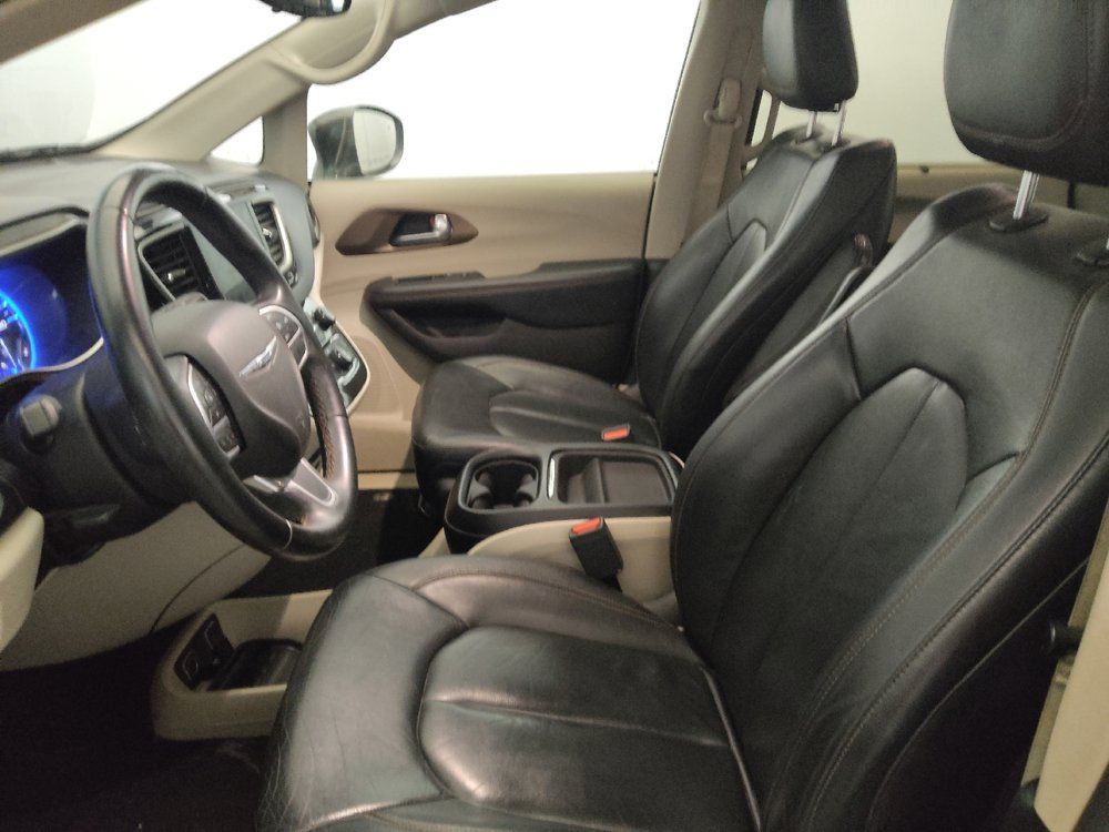 Used 2017 Chrysler Pacifica Touring-L w/ Tire & Wheel Group FWD image 17