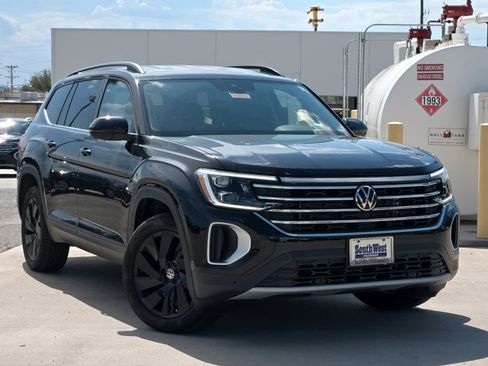 New 2024 Volkswagen Atlas SE image 2
