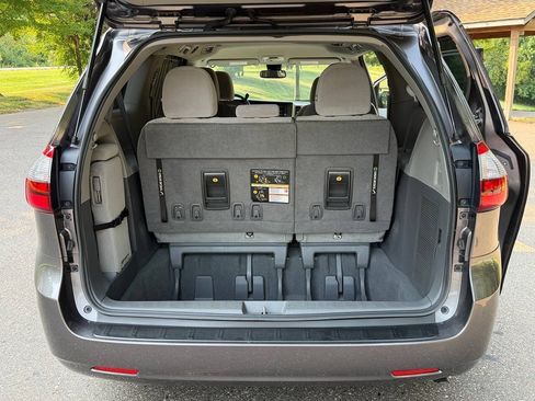 Used 2020 Toyota Sienna LE FWD image 5